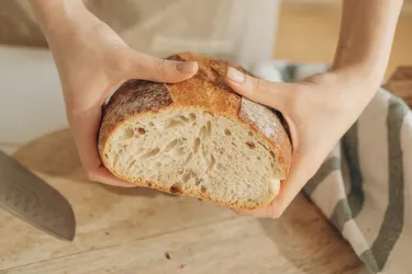 Почему нельзя ломать хлеб руками