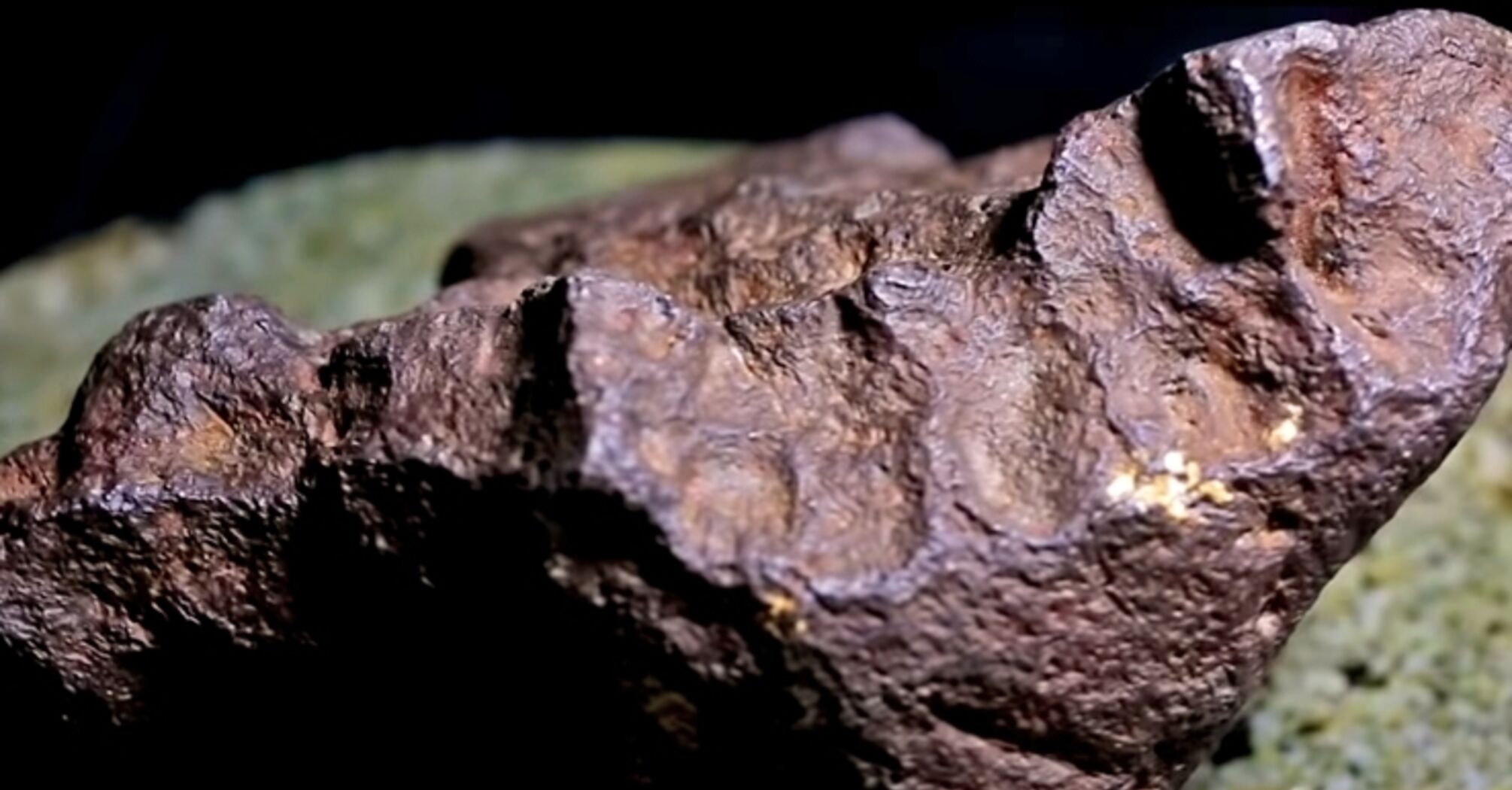 В США мужчина метеоритом за 75 тысяч долларов подпирал дверь сарая на ферме (видео)