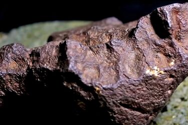 У США чоловік метеоритом за 75 тисяч доларів підпирав двері сараю на фермі (відео)