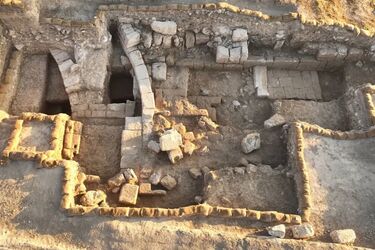 Вблизи Армагеддона в Израиле раскопали кроваво-красные стены 1800-летнего римского амфитеатра (фото)
