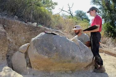 Величезний 'кам'яний фалос' віком 5500 років знайшли у Португалії (фото)