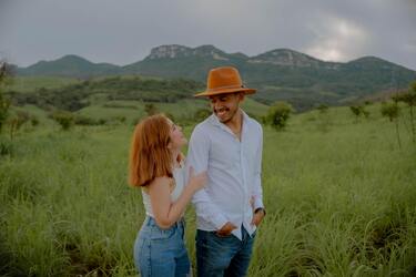 Четыре признака, которые помогут определить, имеет ли кто романтический интерес к вам