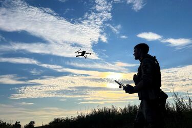 'Жирна і дорога ціль': бійці 92-ї бригади FPV-дроном знищили російську САУ за 1,6 млн доларів (відео)