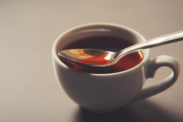 Чому не можна тримати ложку у чашці: втратите всі гроші