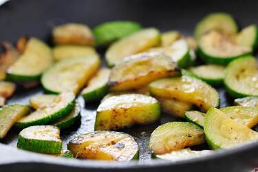 Как сделать цукини или кабачки с приправой карри и овощами