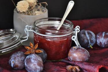 Как сделать ткемали со сливами и карри