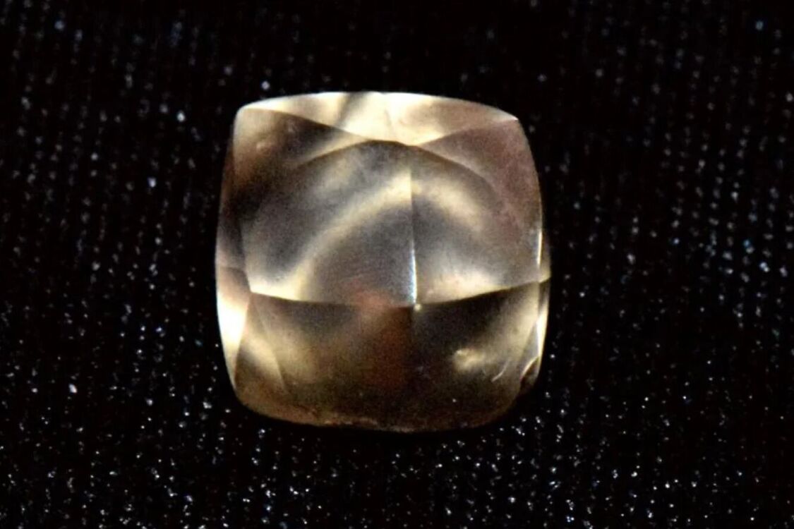 В США семилетний ребенок нашел необычный бриллиант во время прогулки (фото, видео)