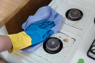 Как быстро вымыть плиту и вытяжку: три лайфхака