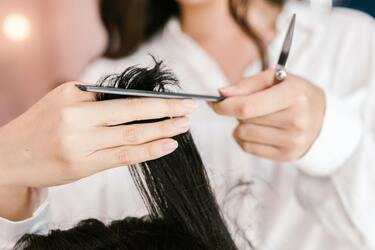 Włosy będą gładkie i lśniące: jak przygotować maseczkę z miodu i jajka