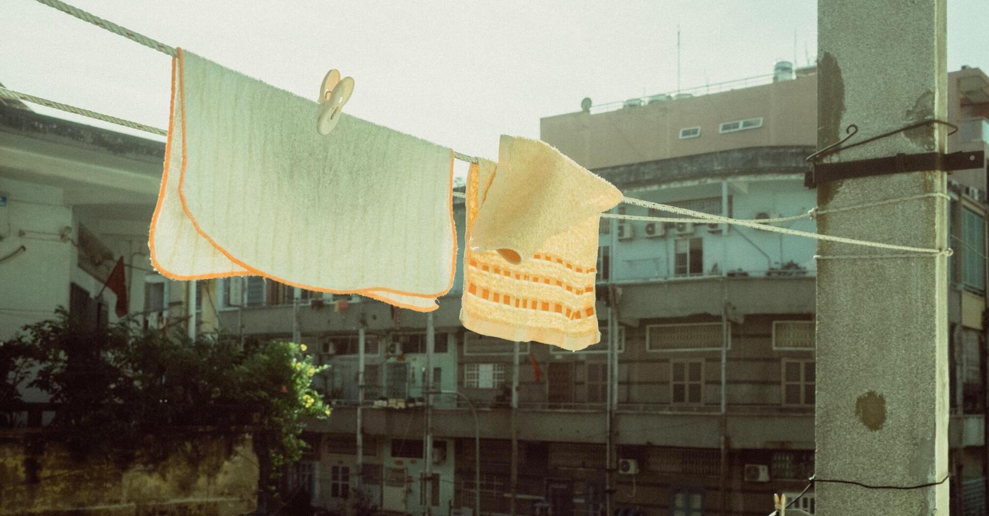 Когда правильно стирать и сушить одежду: как привлечь удачу и защиту