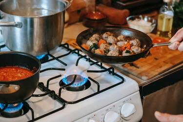 Чому пригорає сковорідка і як це виправити: причини та практичні поради