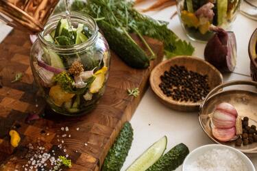 Пять необычных способов использования огуречного рассола