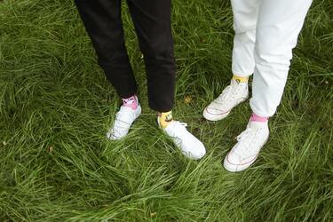 Jak umyć białe trampki z brudu i żółtych plam: trzy przydatne życiowe hacki