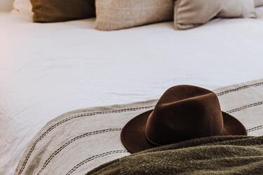 Чому не варто класти головний убір на ліжко: принесете нещастя