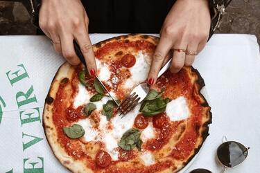 Useful life hack: why microwave pizza is heated with a glass of water