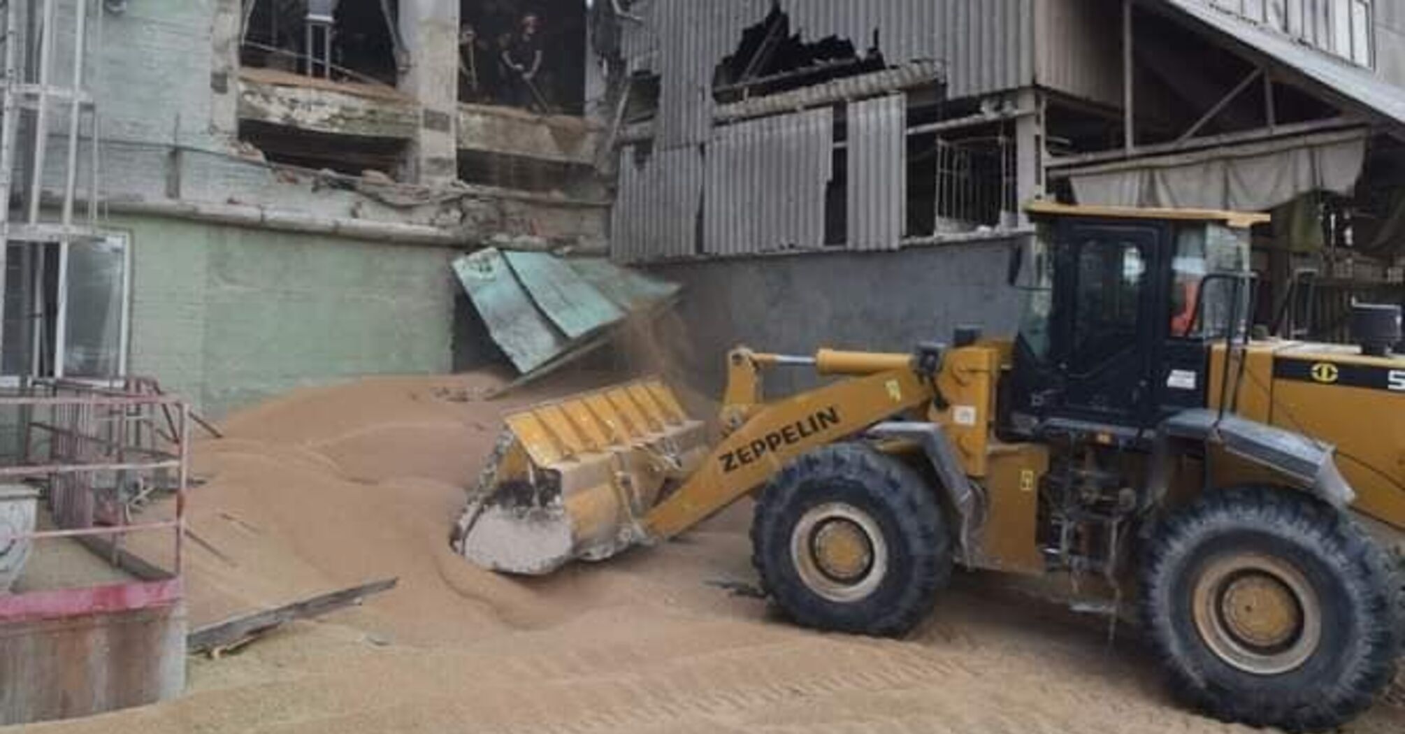 Три человека погибли в Чернигове под тоннами зерна (фото)