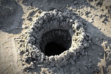 В Дублине на пляже появилась таинственная пропасть (фото, видео)