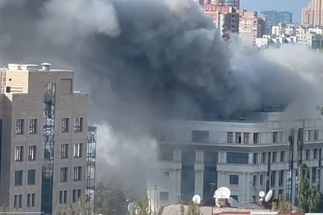 У Донецьку після вибуху загорілася адміністрація Пушиліна (відео)