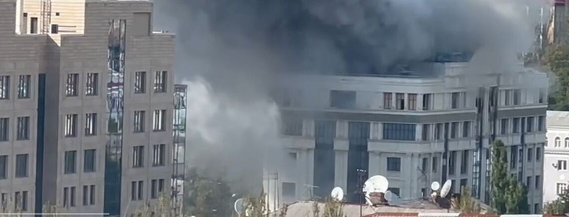 У Донецьку після вибуху загорілася адміністрація Пушиліна (відео)