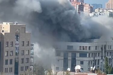 В Донецке после взрыва загорелась администрация Пушилина (видео)