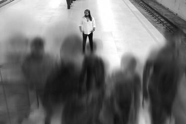 Jak oprzeć się wpływowi tłumu: skuteczne strategie zachowania indywidualności