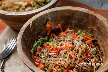Швидка вечеря по-азійськи: рецепт фунчози з овочами від Євгена Клопотенка