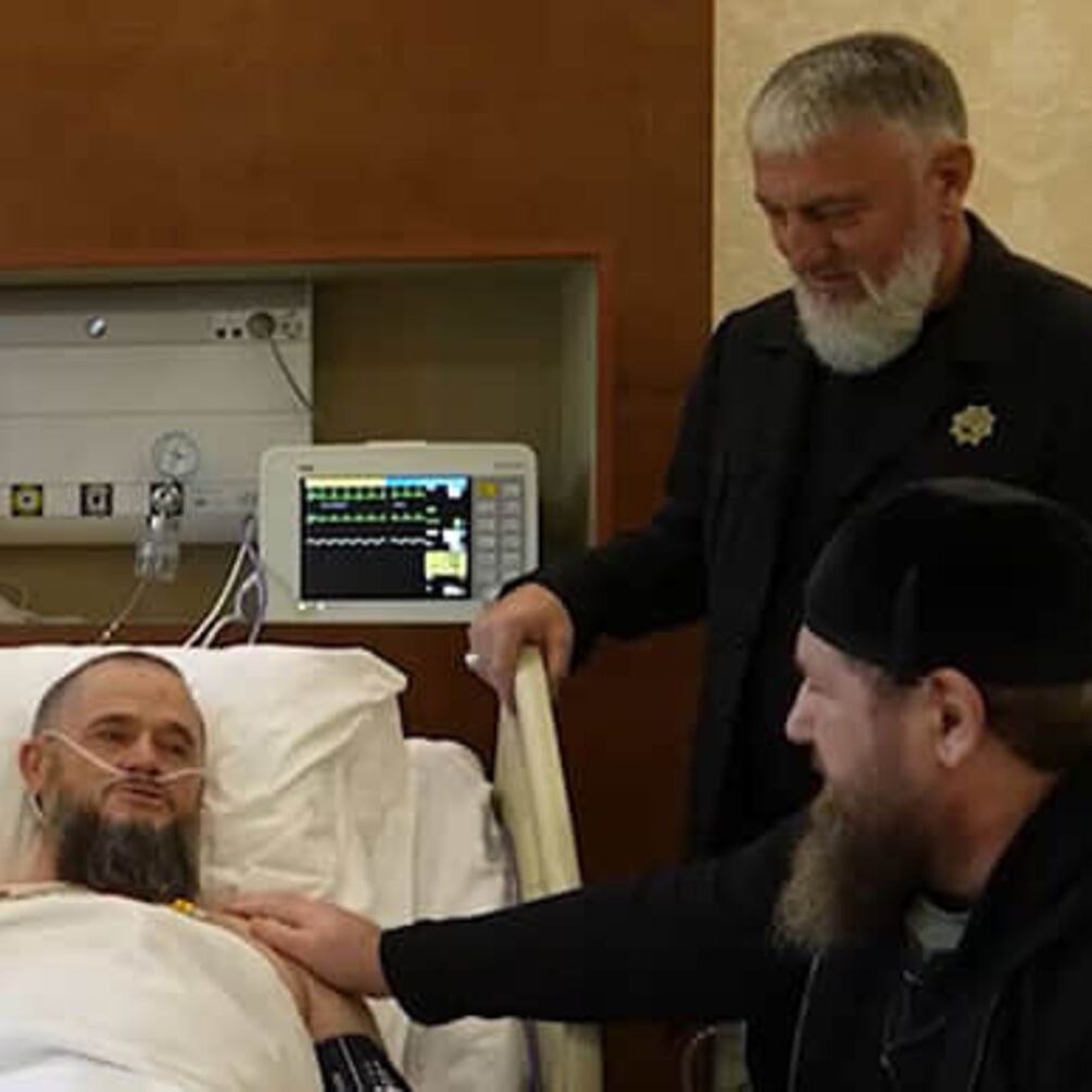 В сети появилось видео, где Кадыров якобы посещает дядю в больнице: в комментариях усомнились