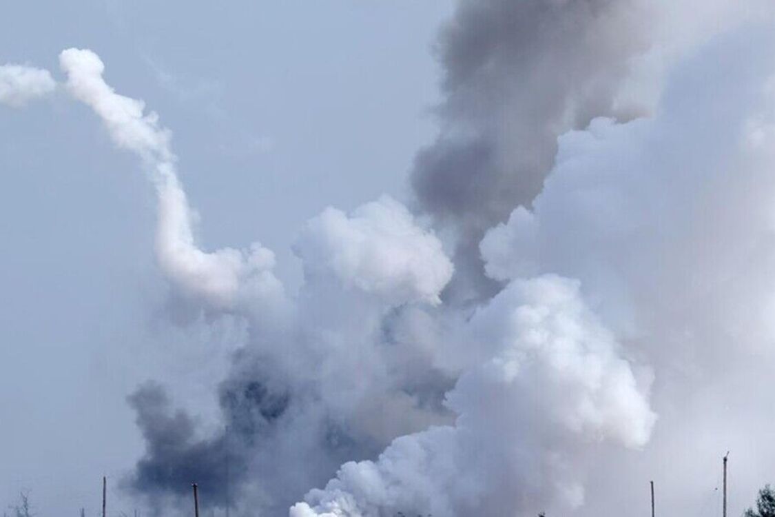 В Крыму сообщили о дыме и взрывах, появилось видео пролета ракеты (фото и видео)