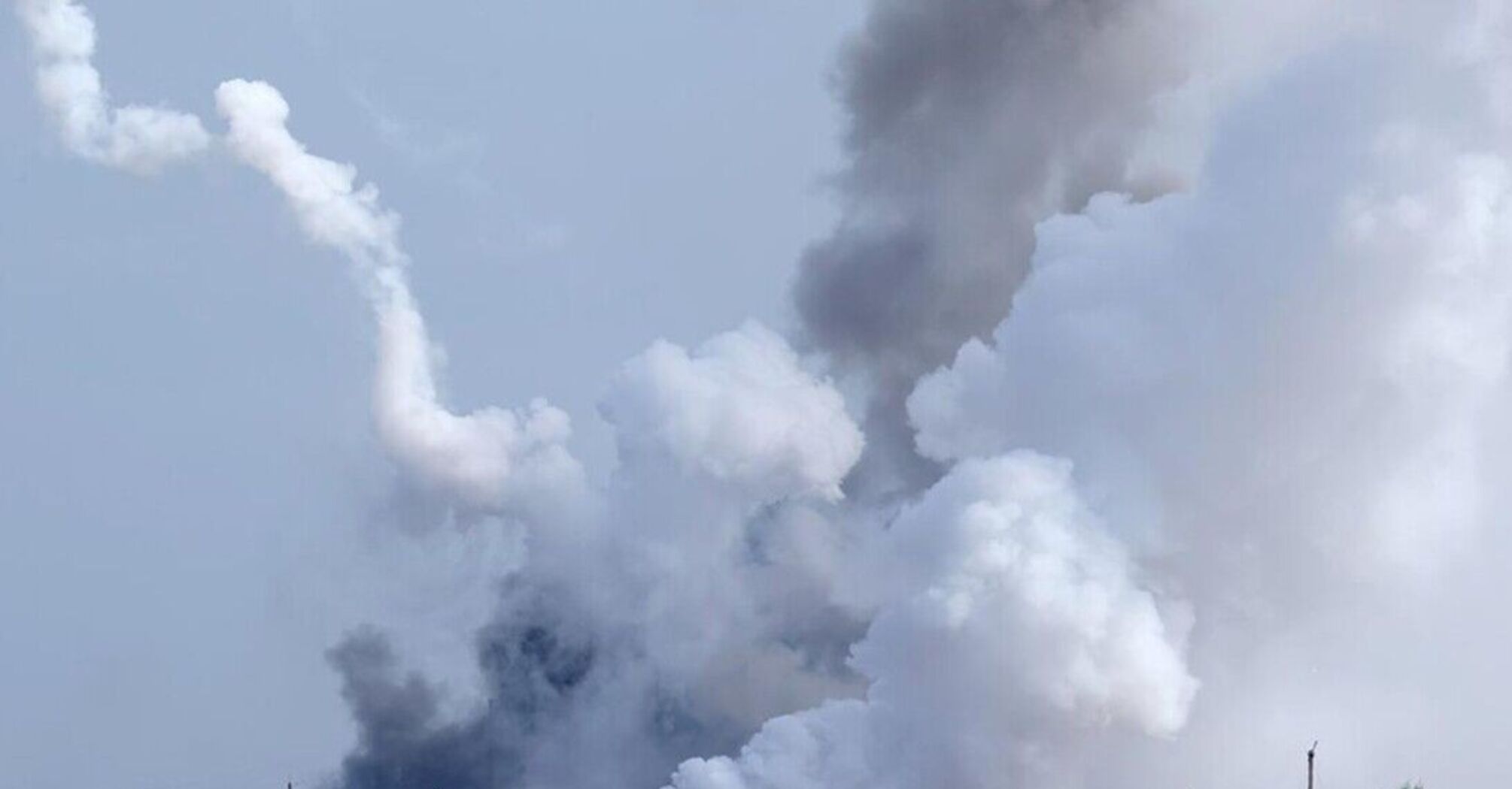В Крыму сообщили о дыме и взрывах, появилось видео пролета ракеты (фото и видео)