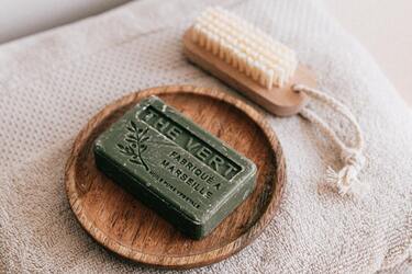 Для чего нужно дегтярное мыло: плюсы и минусы для кожи