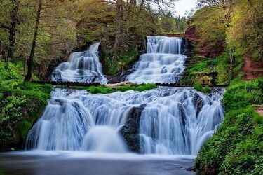 Оберіть свій улюблений водоспад в Україні. Понад 20 локацій для фото-танго з водою