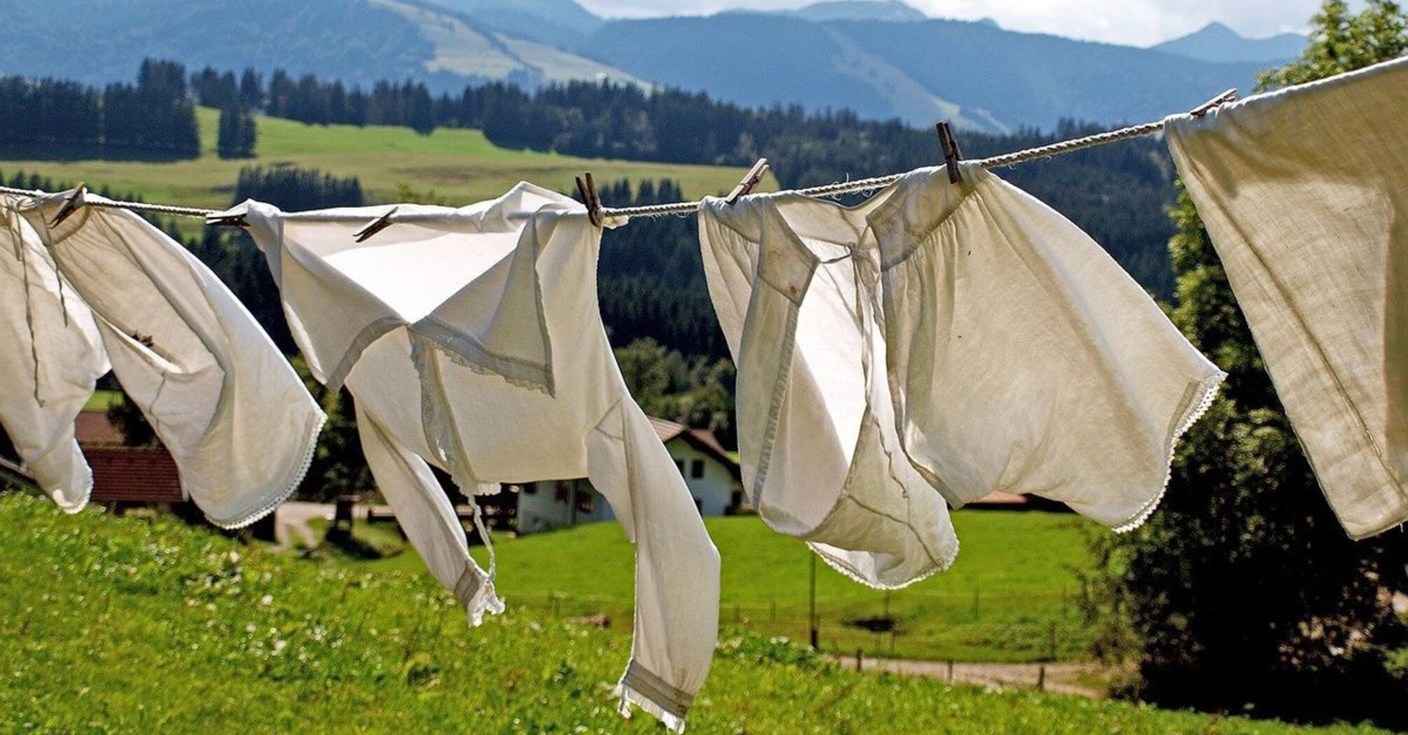 Принесете в дом болезни: Почему осенью нельзя сушить белье на улице