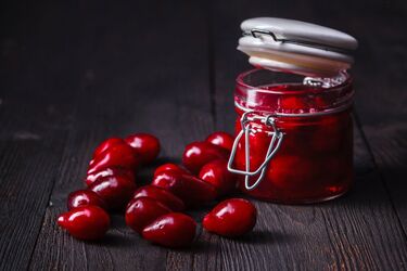 Пряный маринованный кизил: рецепт, который захочется повторить