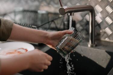 Jaki jest najlepszy sposób na zmywanie naczyń?