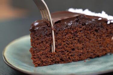 Як зробити дешевий шоколадний торт