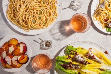 Рецепт італійської пасти з персиком беконом та горгонзолою