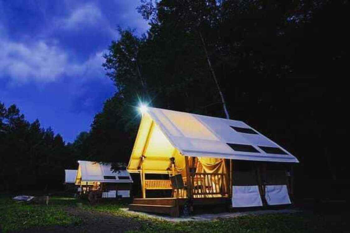 Отдых осенью в палатках с премиум-комфортом. Расположение и условия глемпингов в Украине.