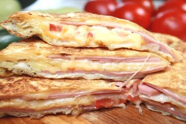 Как сделать быстрый завтрак из яиц, ветчины, сыра и лаваша