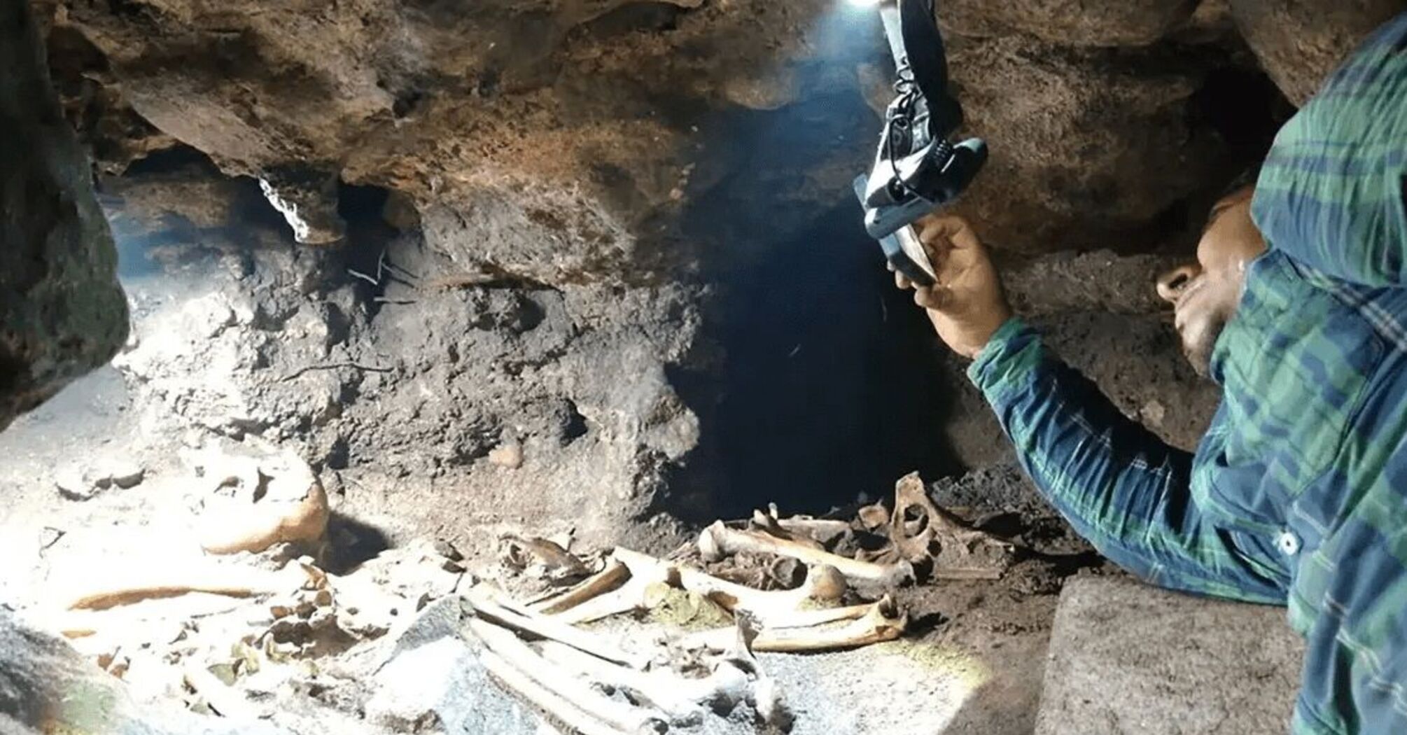 Археологи нашли тайную пещеру с нетронутыми захоронениями майя (видео)