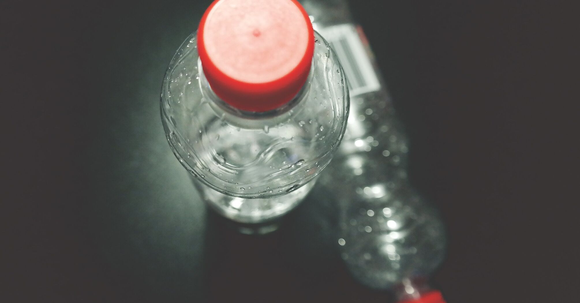 Містять сотні тисяч мікрочастинок пластику: науковці попередили про небезпеку бутильованої води