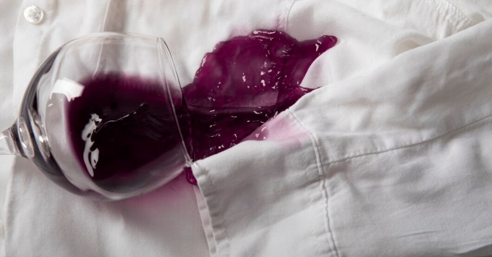 Як відіпрати плями від вина з одягу: Три поради від досвідчених господинь