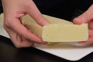 Не доведеться купувати: як зробити твердий сир удома, найпростіший рецепт