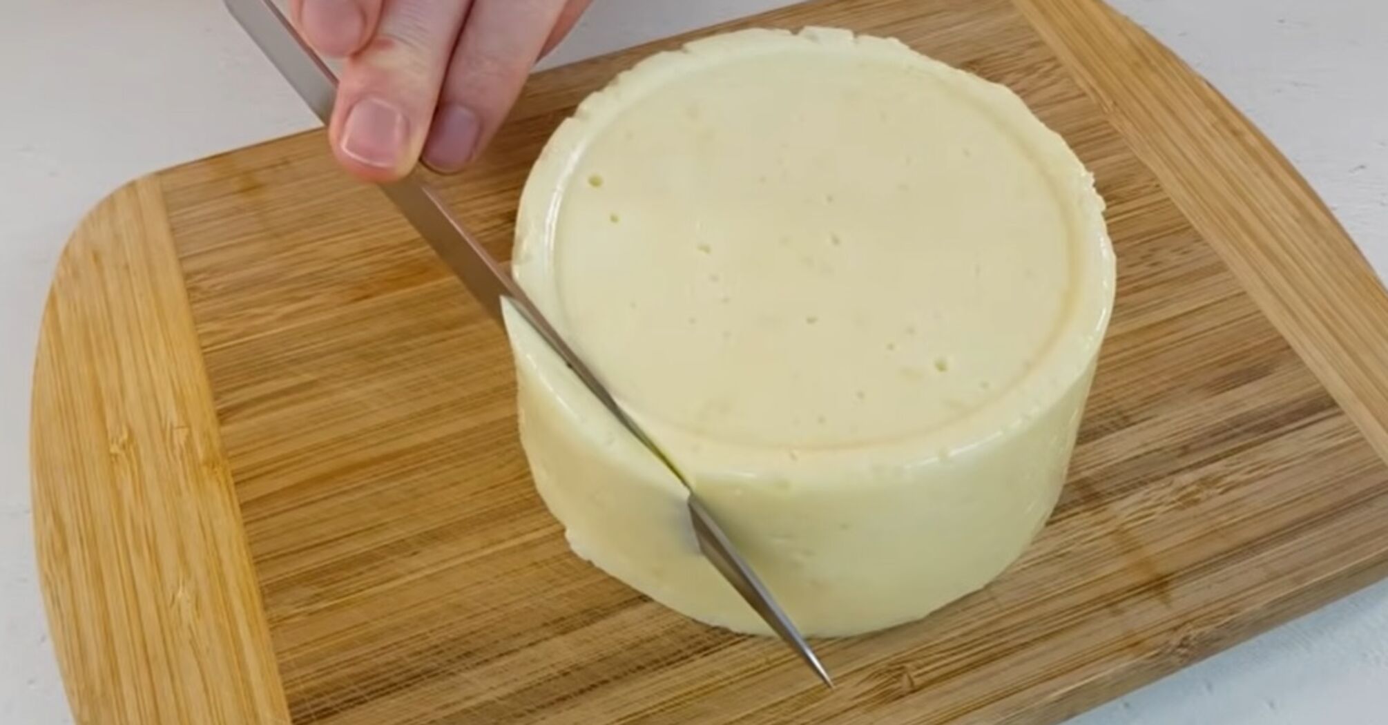 Всього три інгредієнти та 10 хвилин роботи: готуйте твердий домашній сир за німецьким рецептом (відео)
