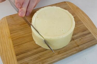 Всього три інгредієнти та 10 хвилин роботи: готуйте твердий домашній сир за німецьким рецептом (відео)