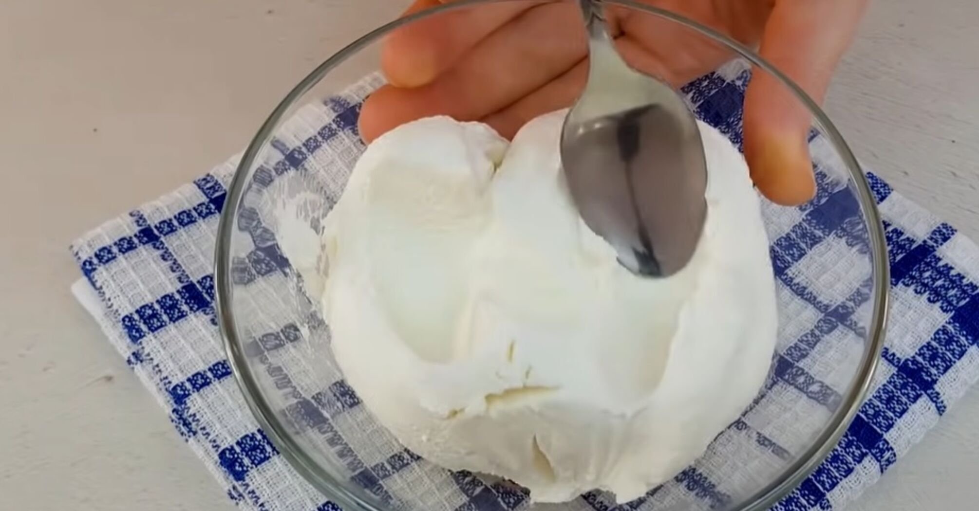 Just one ingredient and you will have homemade cream cheese: video recipe
