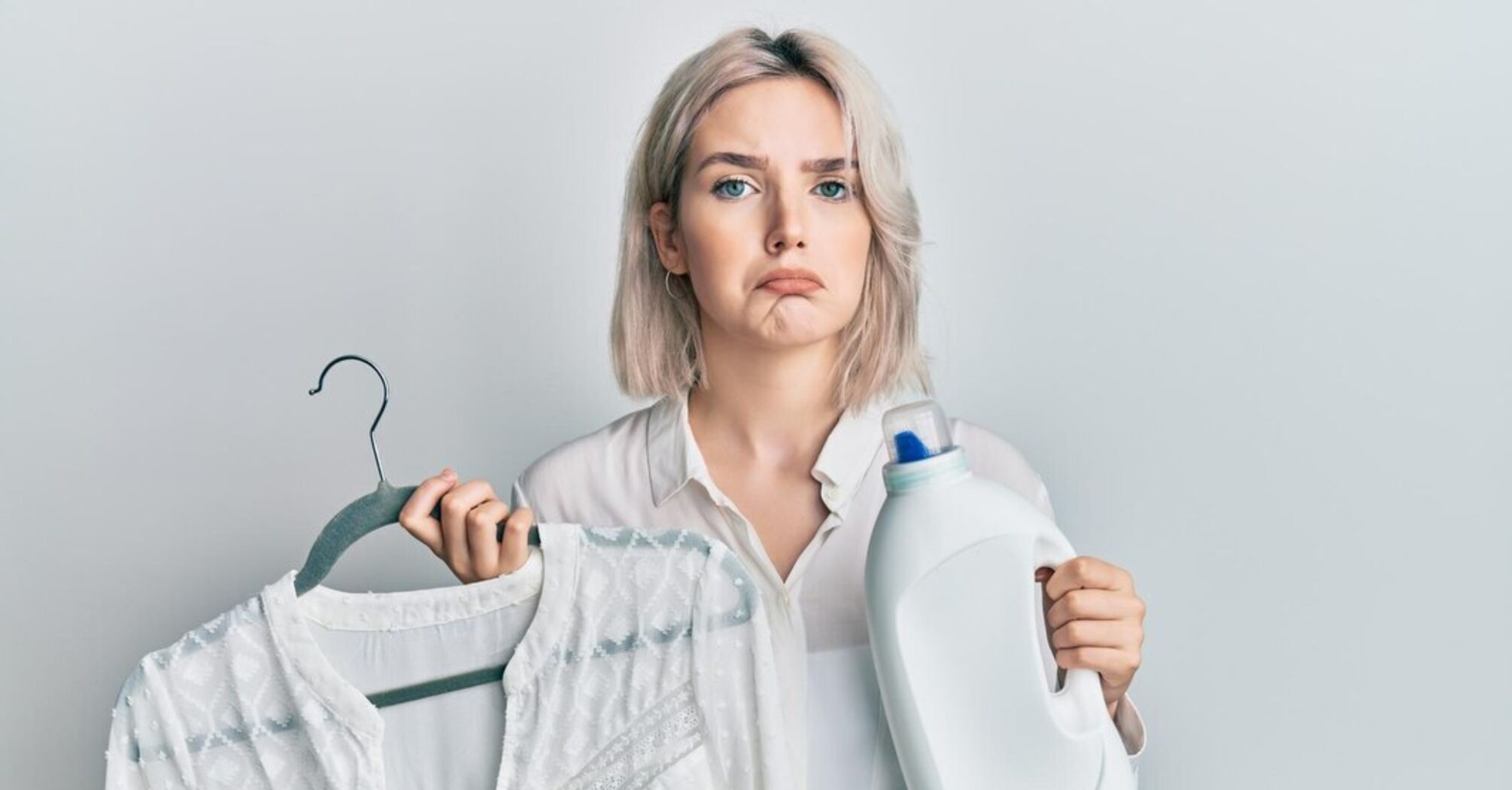 Як відмити тональний крем з одягу без прання: 4 ефективні засоби
