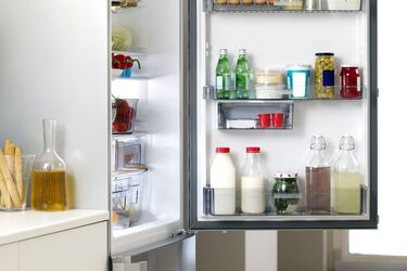 Названо популярний продукт, який ніколи не можна зберігати у дверцятах холодильника