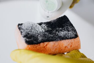 Як використовувати кухонну губку не лише для миття посуду: 3 цікавих лайфхаки