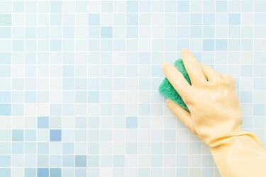 Як легко відмити плитку у ванній кімнаті: 4 засоби для чистоти та блиску