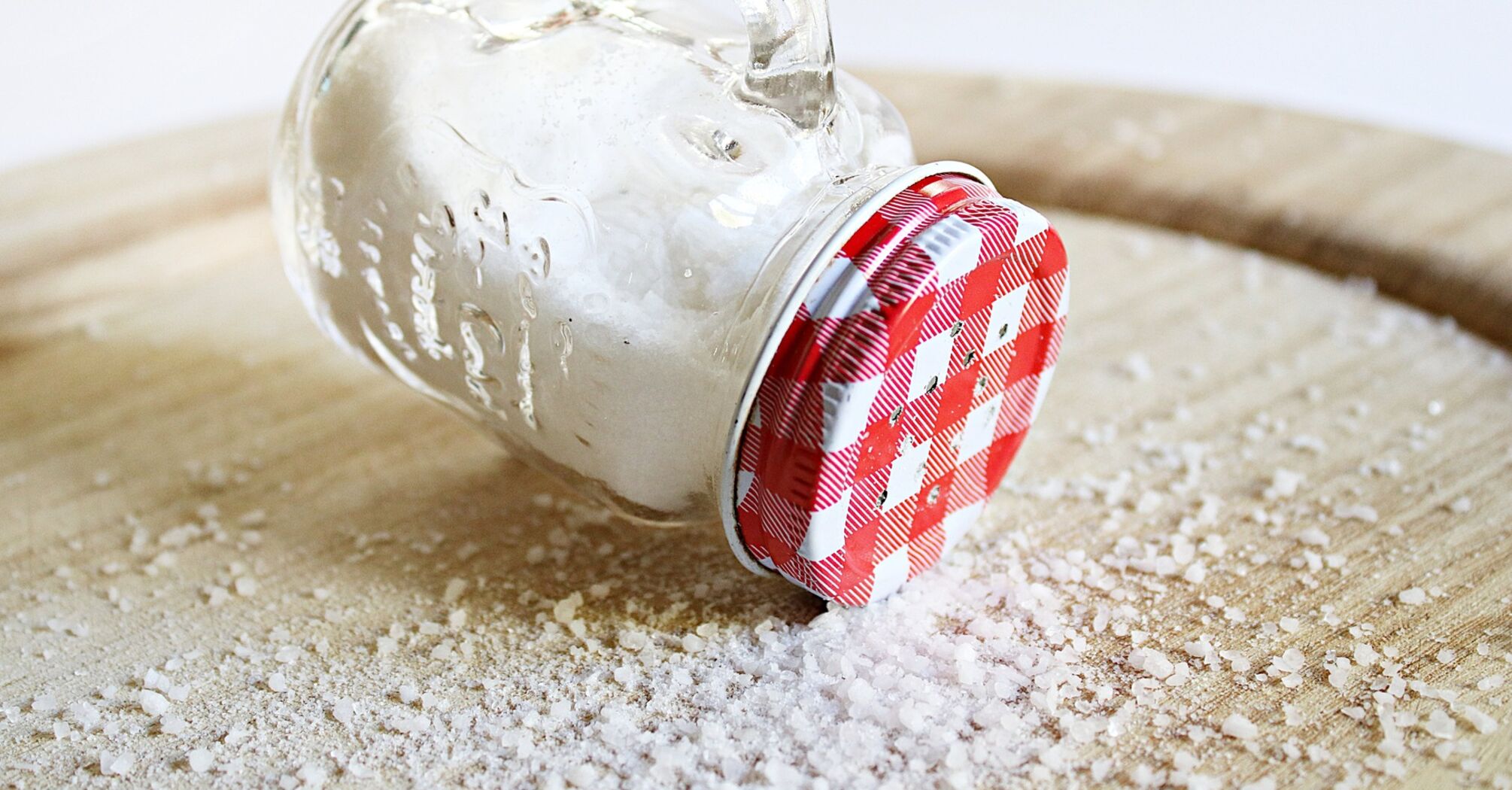 How to use salt not only in cooking: 2 effective life hacks